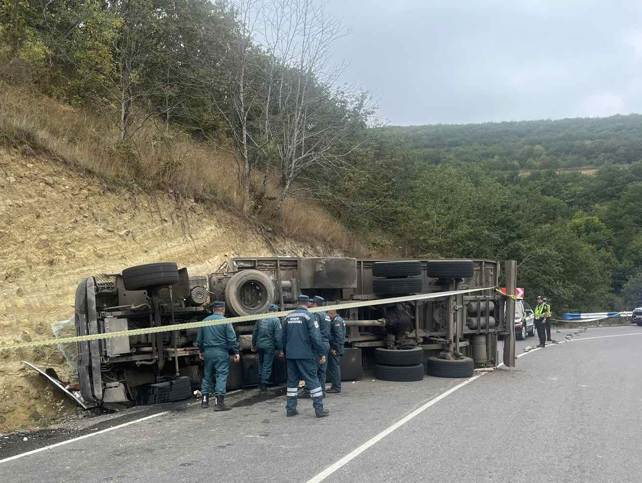 Սիսիան-Տաթև ավտոճանապարհին բեռնատար է կողաշրջվել․ կան տուժածներ