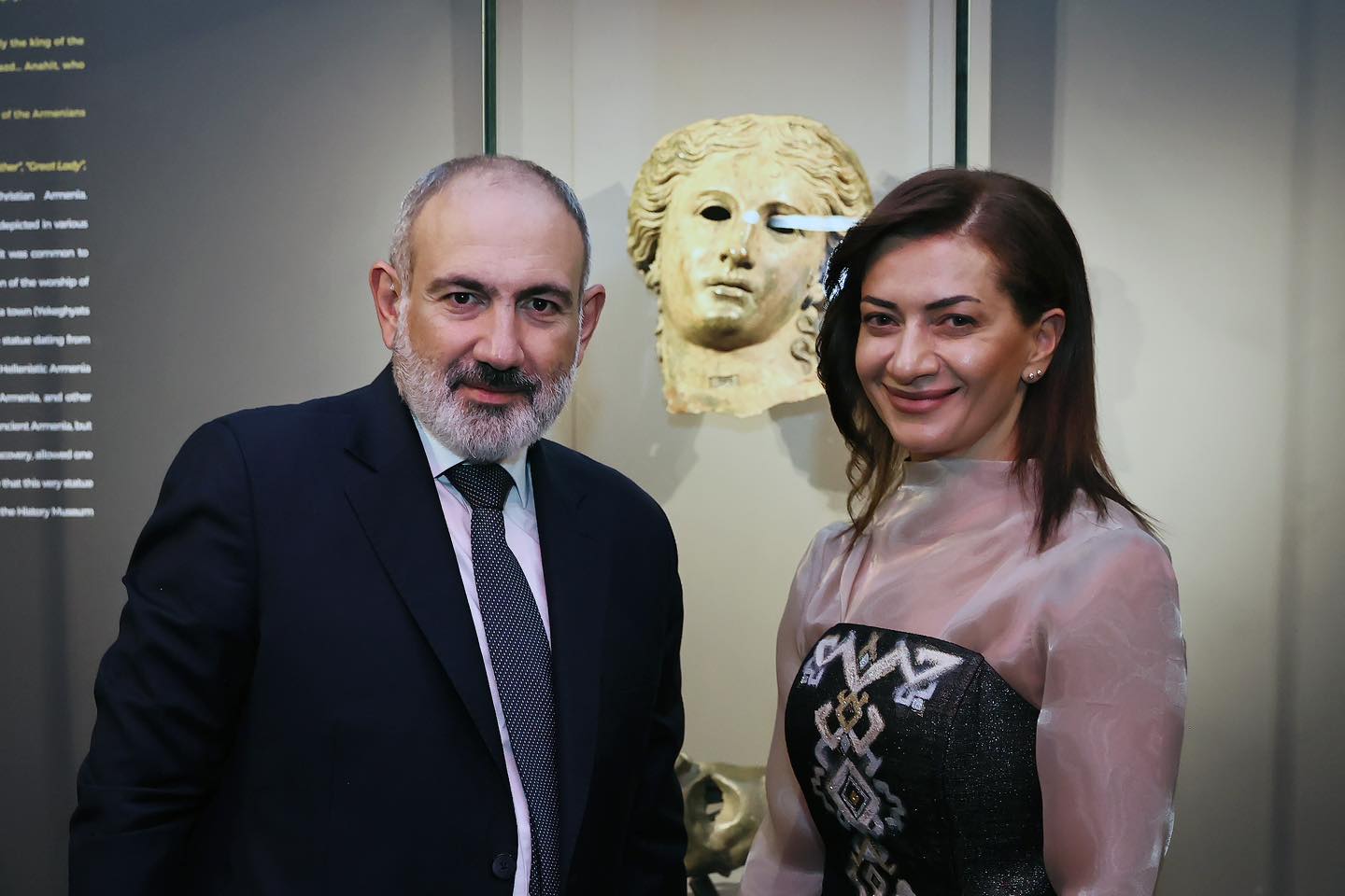 «Բարի վերադարձ, Դիցուհի». Նիկոլ Փաշինյանն ու Աննա Հակոբյանը՝ Անահիտ աստվածուհու կիսանդրու ցուցադրությանը