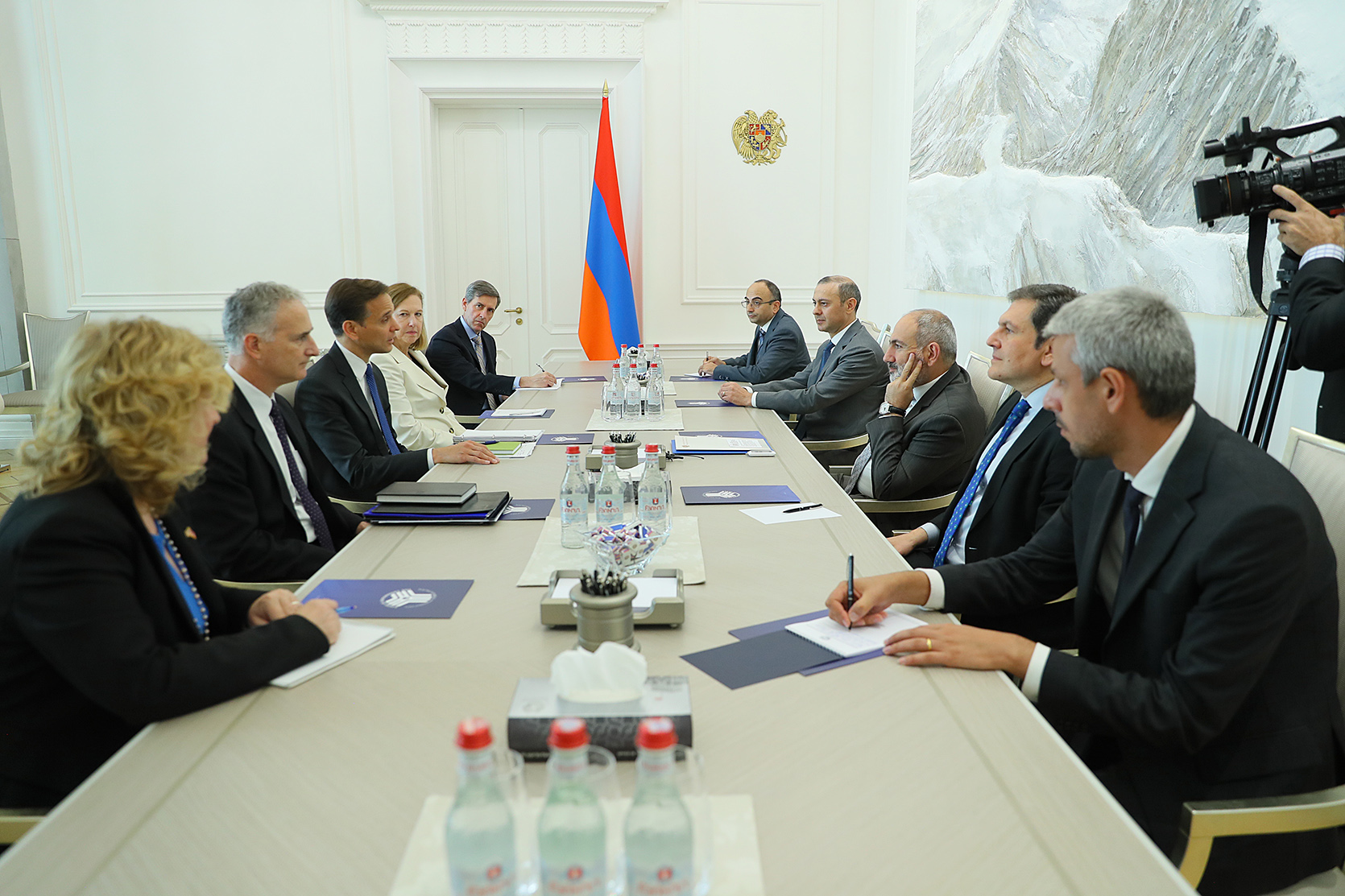 Վարչապետն ընդունել է ԱՄՆ պետքարտուղարի փոխտեղակալ Ջոշուա Հաքի գլխավորած պատվիրակությանը
