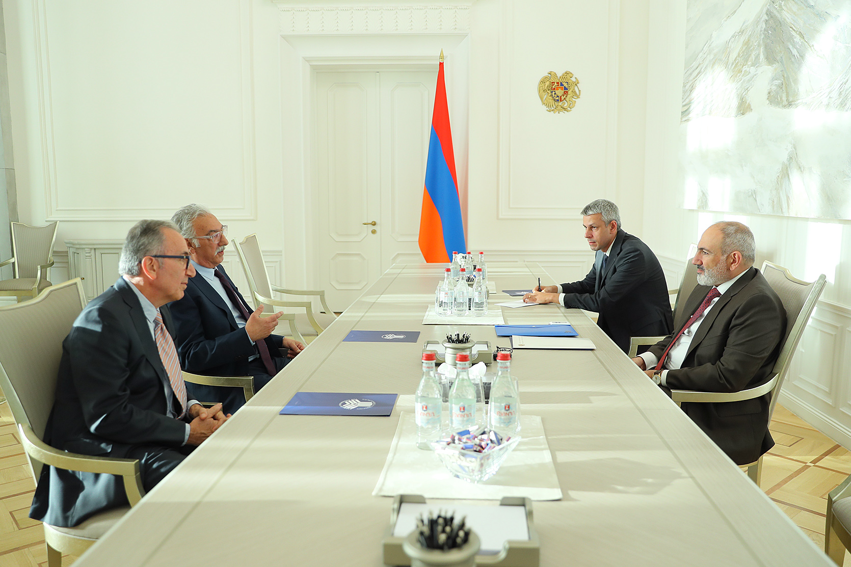 Վարչապետն ընդունել է Սեմ Սիմոնյանին և Էլի Աքիլյանին