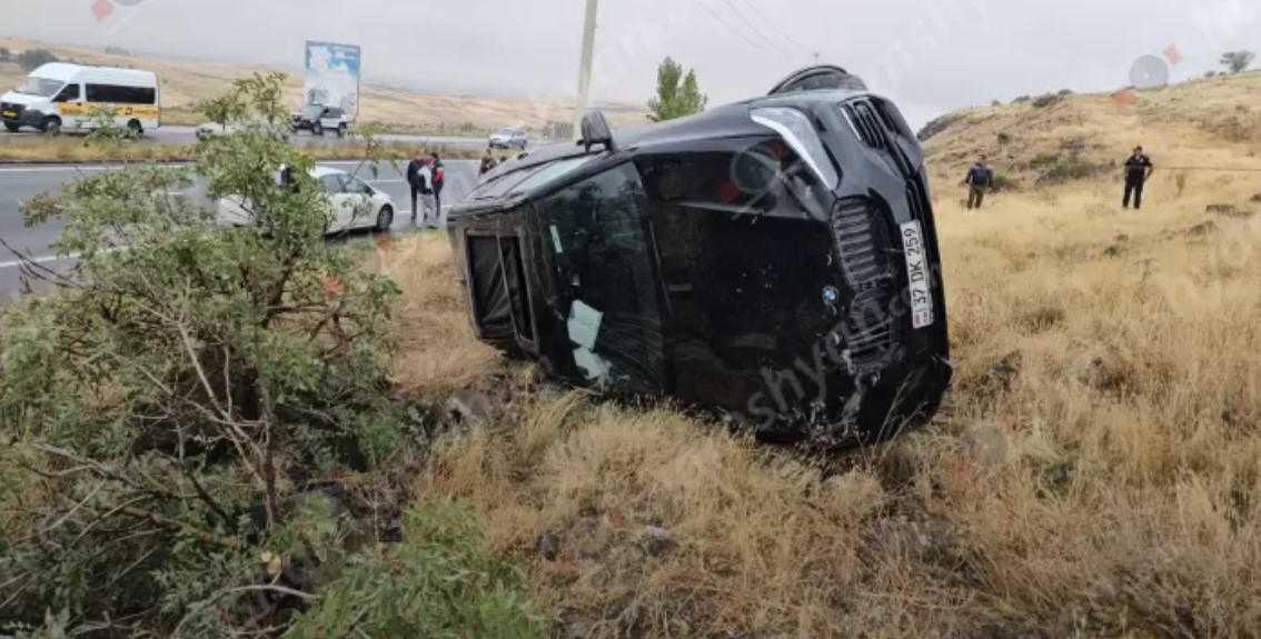 Խոշոր ավտովթար՝ Կոտայքի մարզում. «BMW X5»-ը դուրս է եկել հանդիպակաց գոտի, բախվել ծառերին ու քարերին և կողաշրջվել