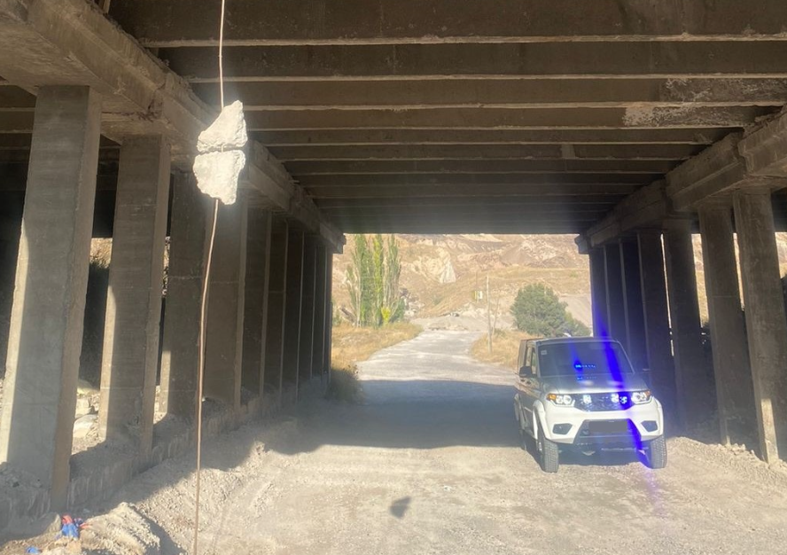 Փրկարարները հեռացրել են կամրջից կախված բետոնի կտորը