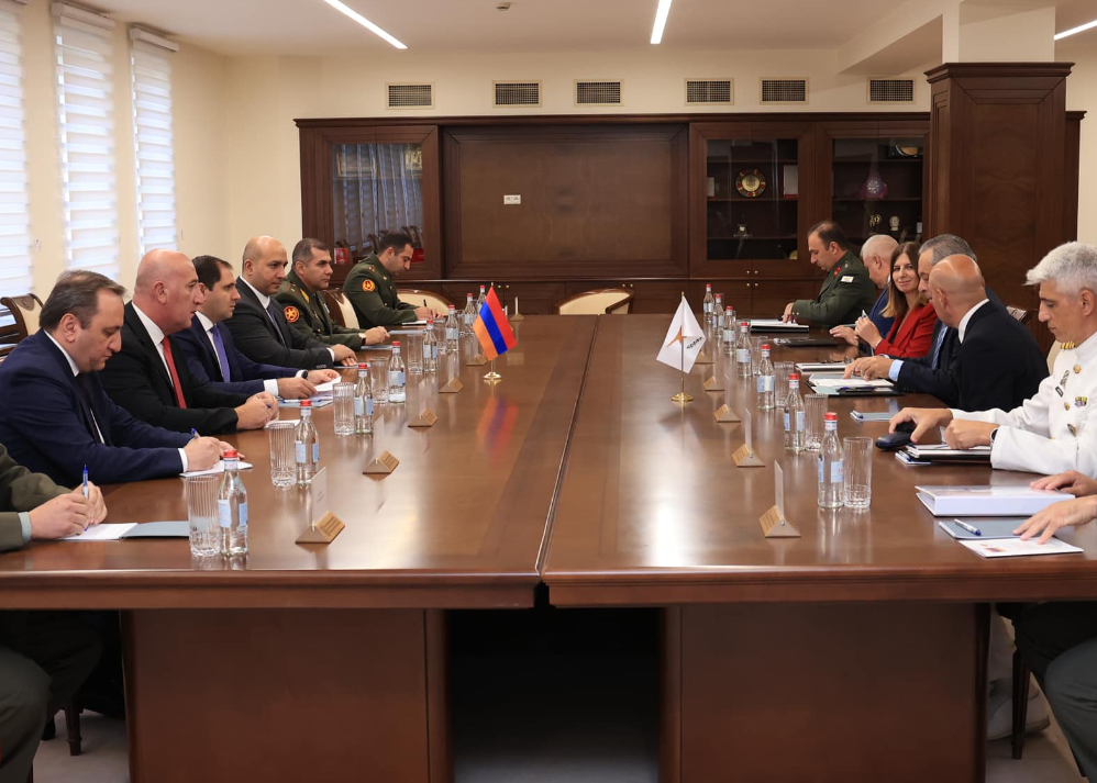 Սուրեն Պապիկյանն առանձնազրույց է ունեցել Կիպրոսի պաշտպանության նախարար Վասիլիս Պալմասի հետ