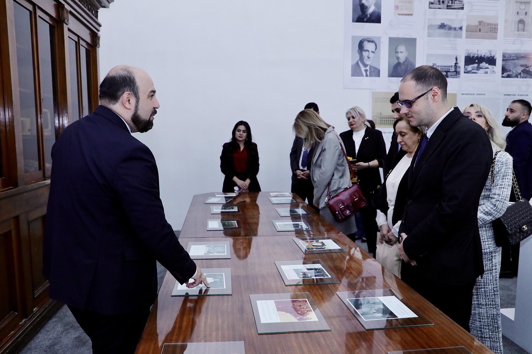 Ալֆրեդ Քոչարյանը ծանոթացել է ՀՀ կառավարության տան ժամացույցի սրահում ներկայացված ցուցանմուշներին