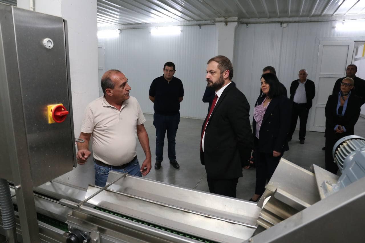 Էկոնոմիկայի նախարարն այցելել է Նուբարաշենի թռչնաֆաբրիկա