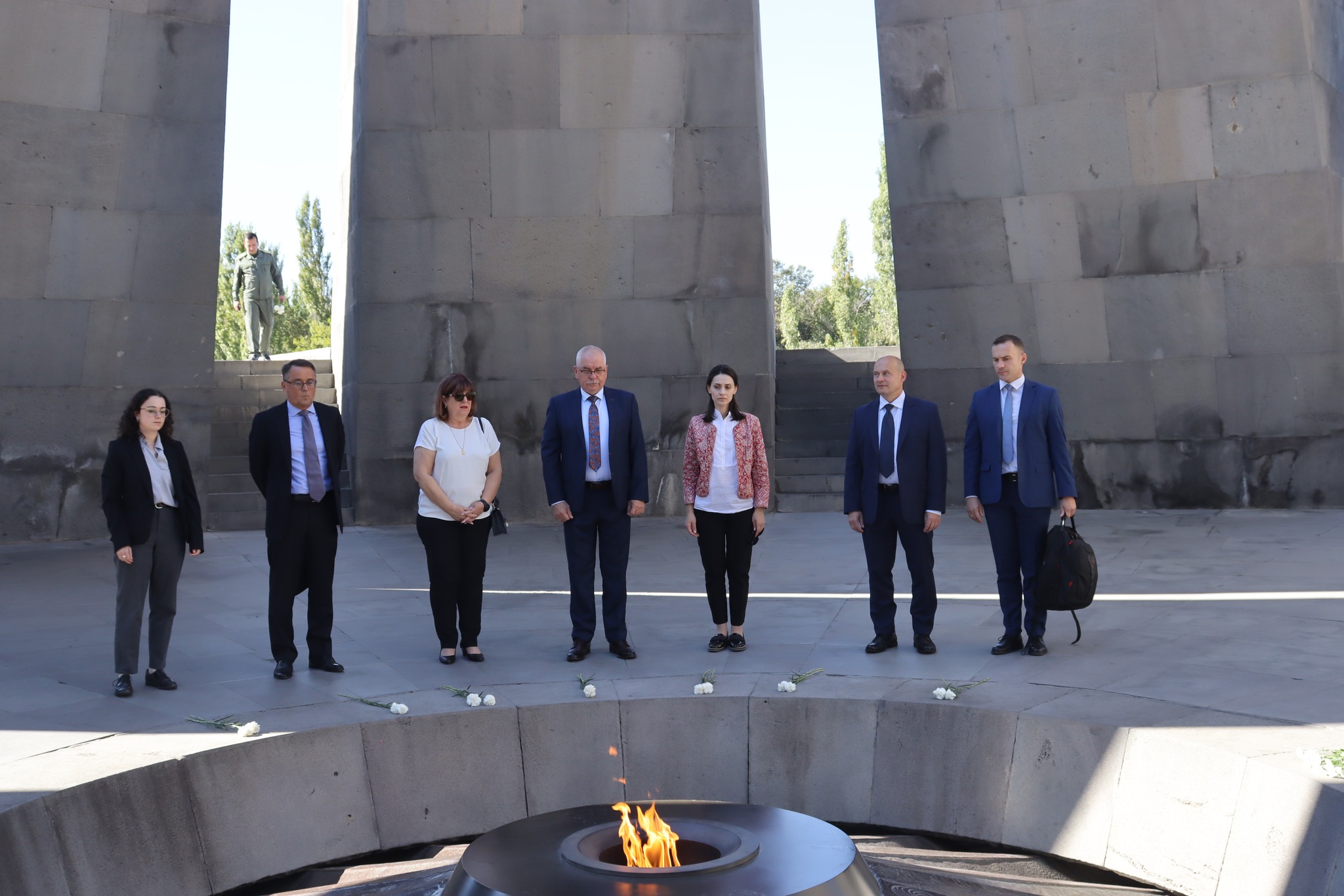 ՆԱՏՕ-ի միջազգային ռազմական շտաբի պետն այցելել է Հայոց ցեղասպանության հուշահամալիր