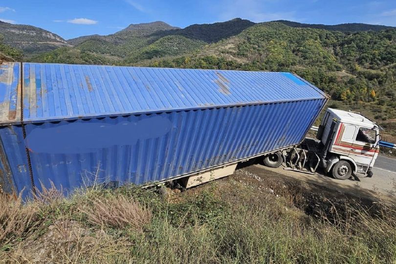Փրկարարները բեռնատարը դուրս են բերել արգելափակումից