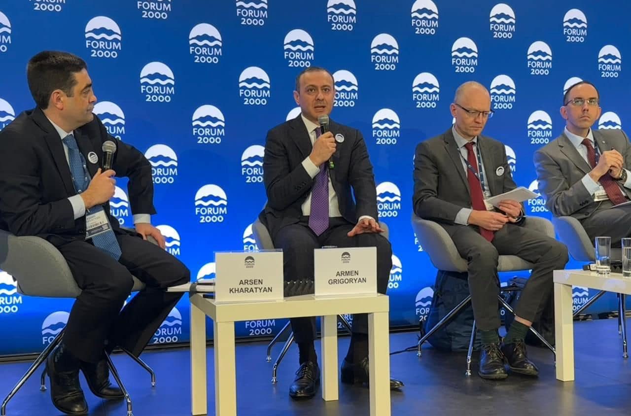 ԱԽ քարտուղարը Պրահայում մասնակցել է «Ֆորում 2000» կոնֆերանսին
