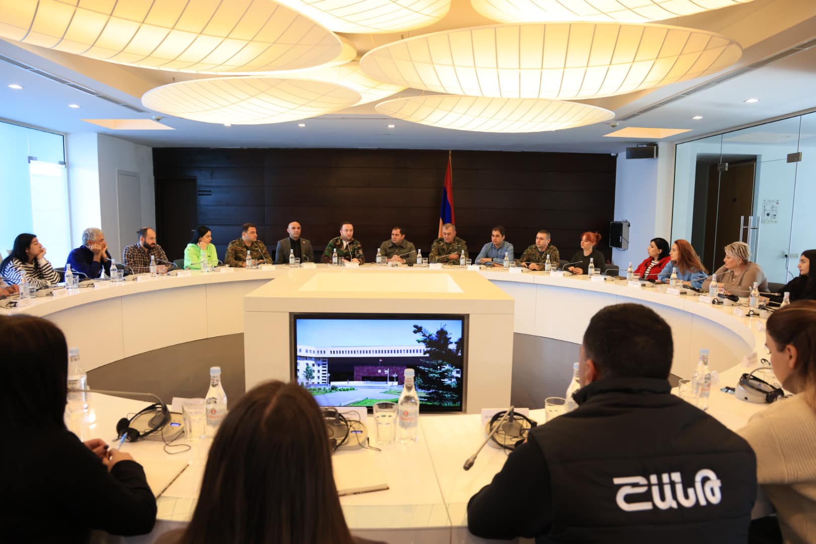 Սուրեն Պապիկյանը հանդիպել է ՊՆ-ում հավատարմագրված ԶԼՄ ներկայացուցիչների հետ