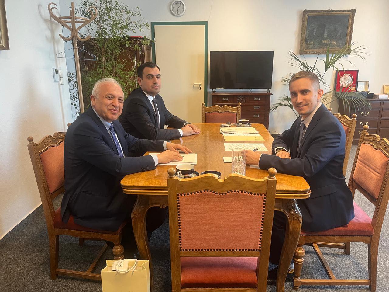 Դեսպան Աշոտ Սմբատյանը հանդիպել է Ադամ Շտիֆտերի և ժոզեֆ Բուհալլայի հետ