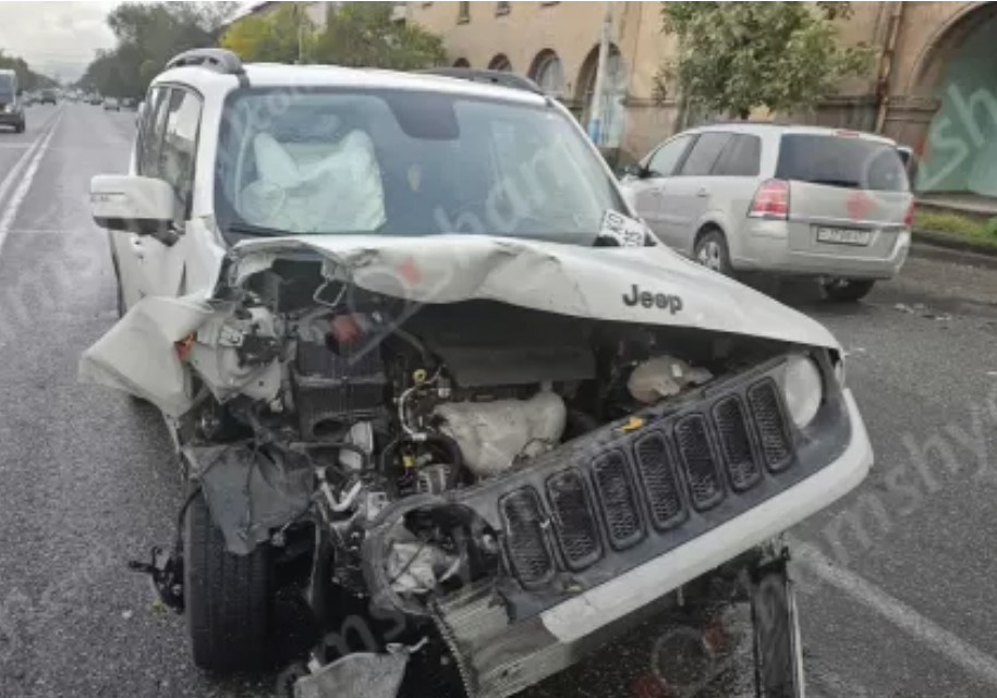 Երևանում «Opel Zafira»-ն լուսացույցի տակ բախվել է կայանված «Jeep»-ին. կան տուժածներ