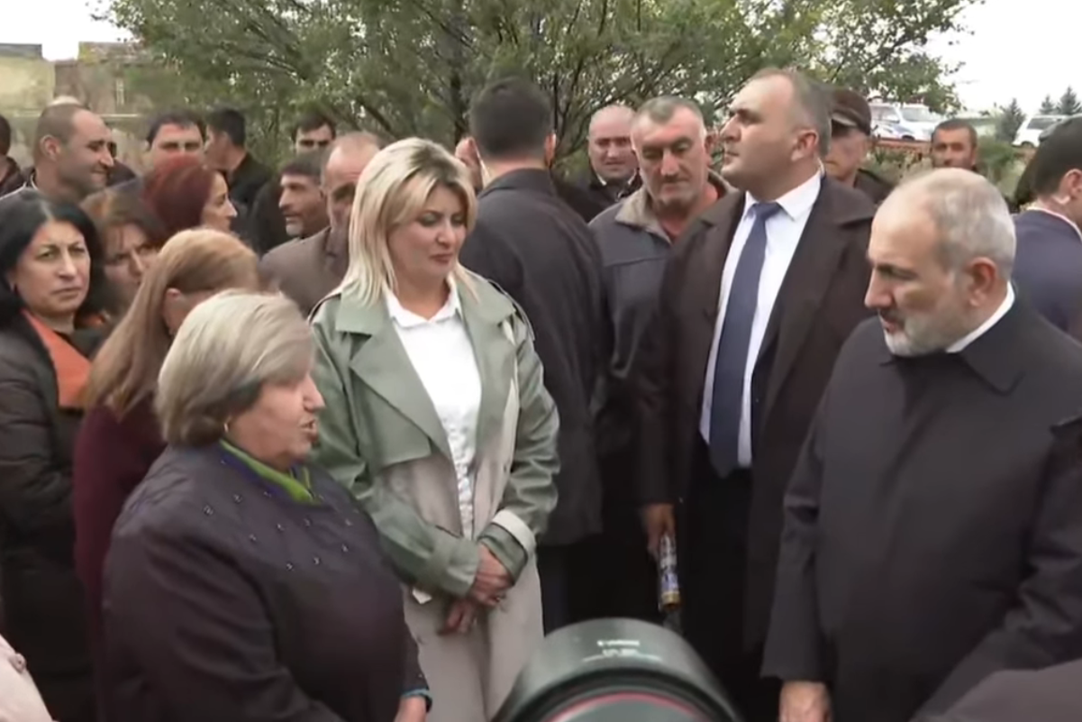 Վարչապետը կարճ շփում է ունեցել Գետք գյուղի բնակիչների հետ