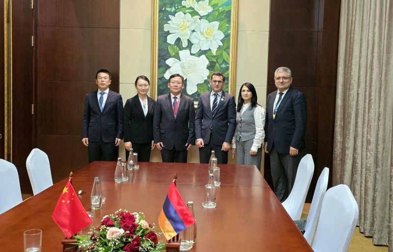 Հակոբ Արշակյանը Վիենտյանում հանդիպել է Չինաստանի Ազգային Ժողովրդական Կոնգրեսի պատվիրակության ղեկավարի հետ