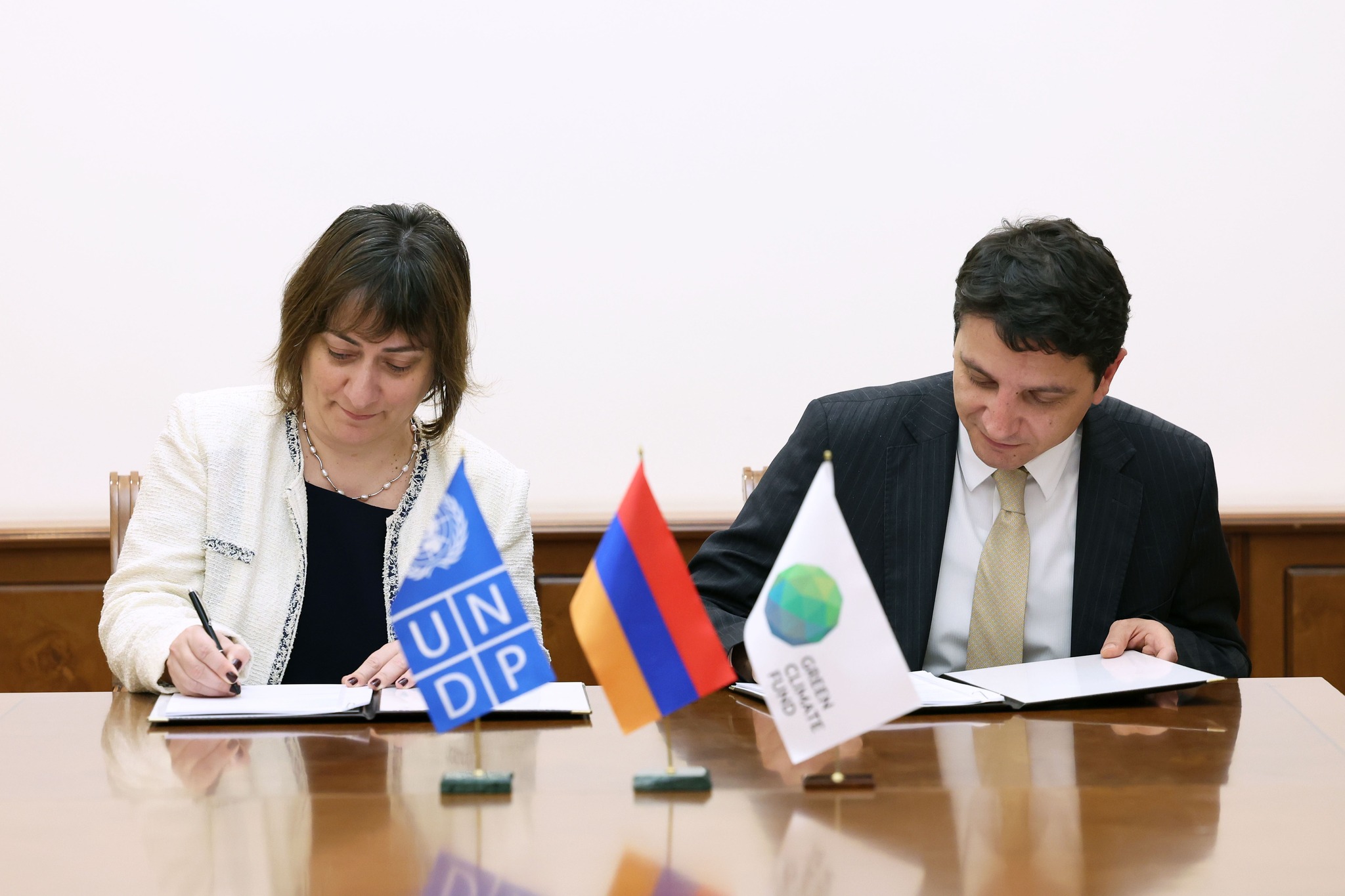 Ֆինանսների նախարարը և Հայաստանում ՄԱԿ-ի զարգացման ծրագրի մշտական ներկայացուցիչը ստորագրել են համաձայնագիր