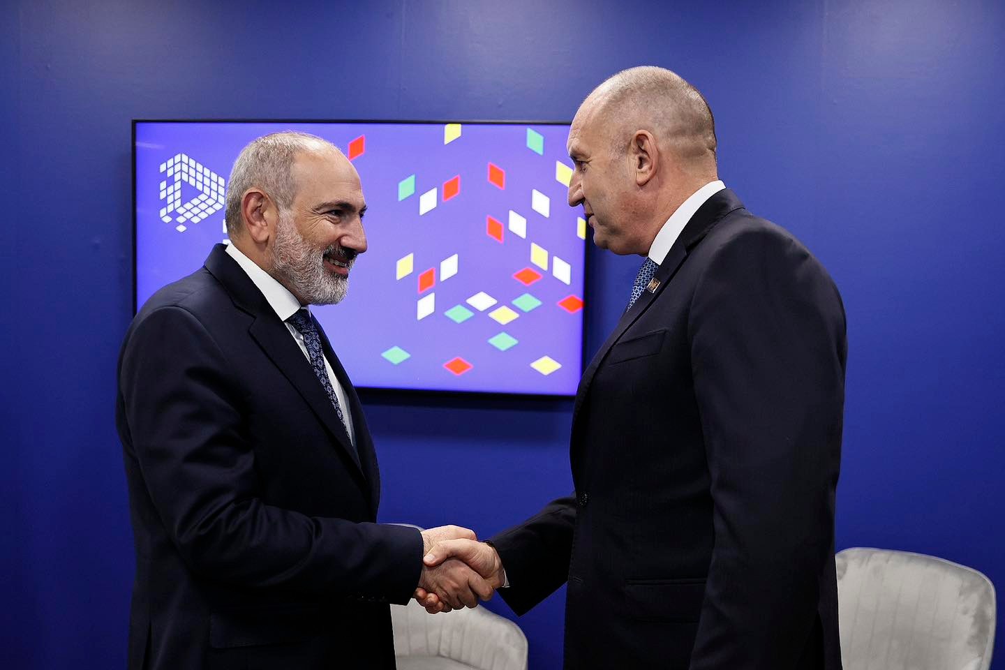 Բուդապեշտում Նիկոլ Փաշինյանը հանդիպել է Բուլղարիայի նախագահի հետ