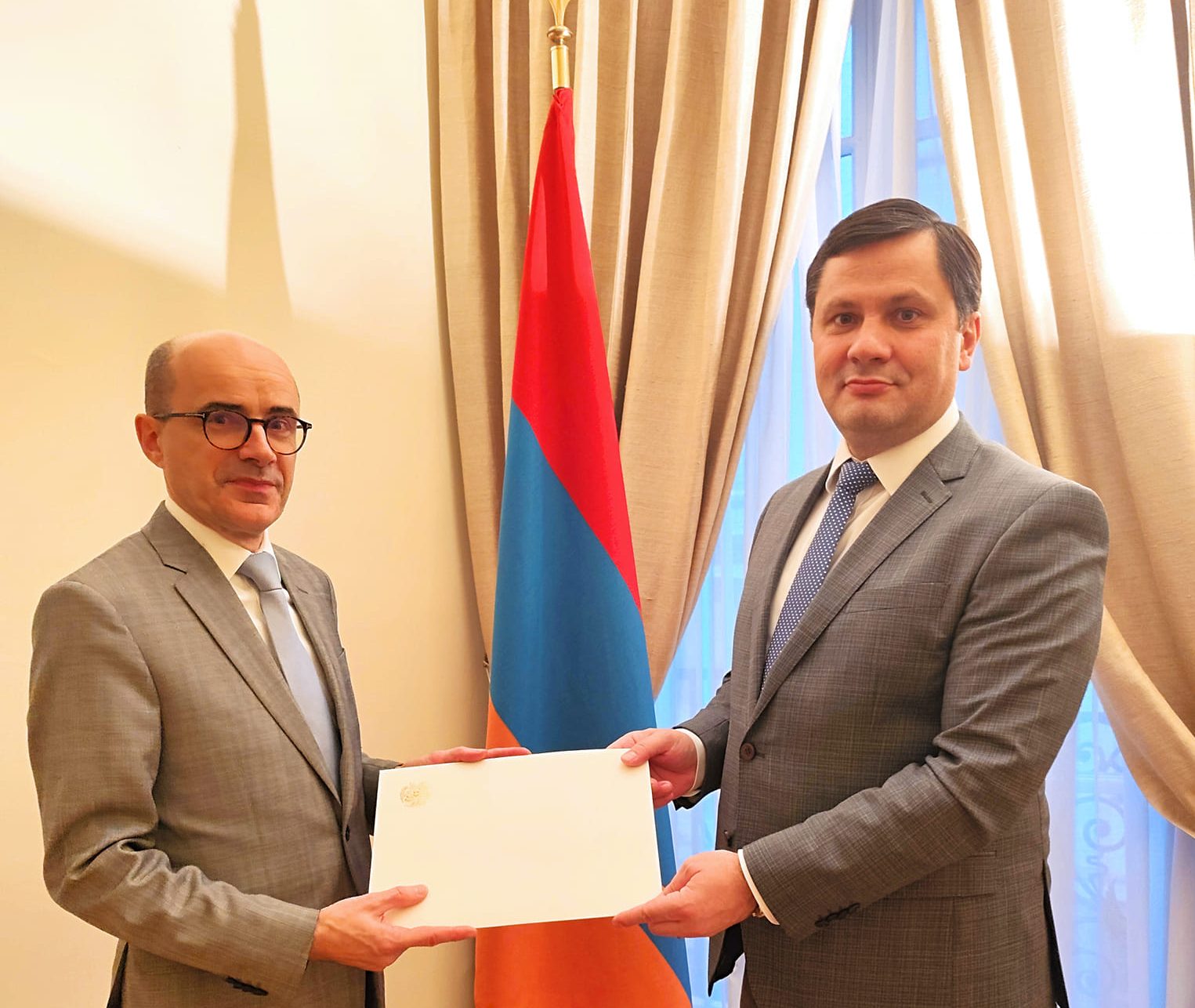 Ֆրանսիայում ՀՀ նորանշանակ դեսպանն իր հավատարմագրերի պատճենն է հանձնել