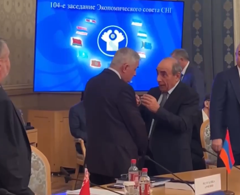 Մհեր Գրիգորյանը կարճատև զրույց է ունեցել Ադրբեջանի փոխվարչապետի հետ