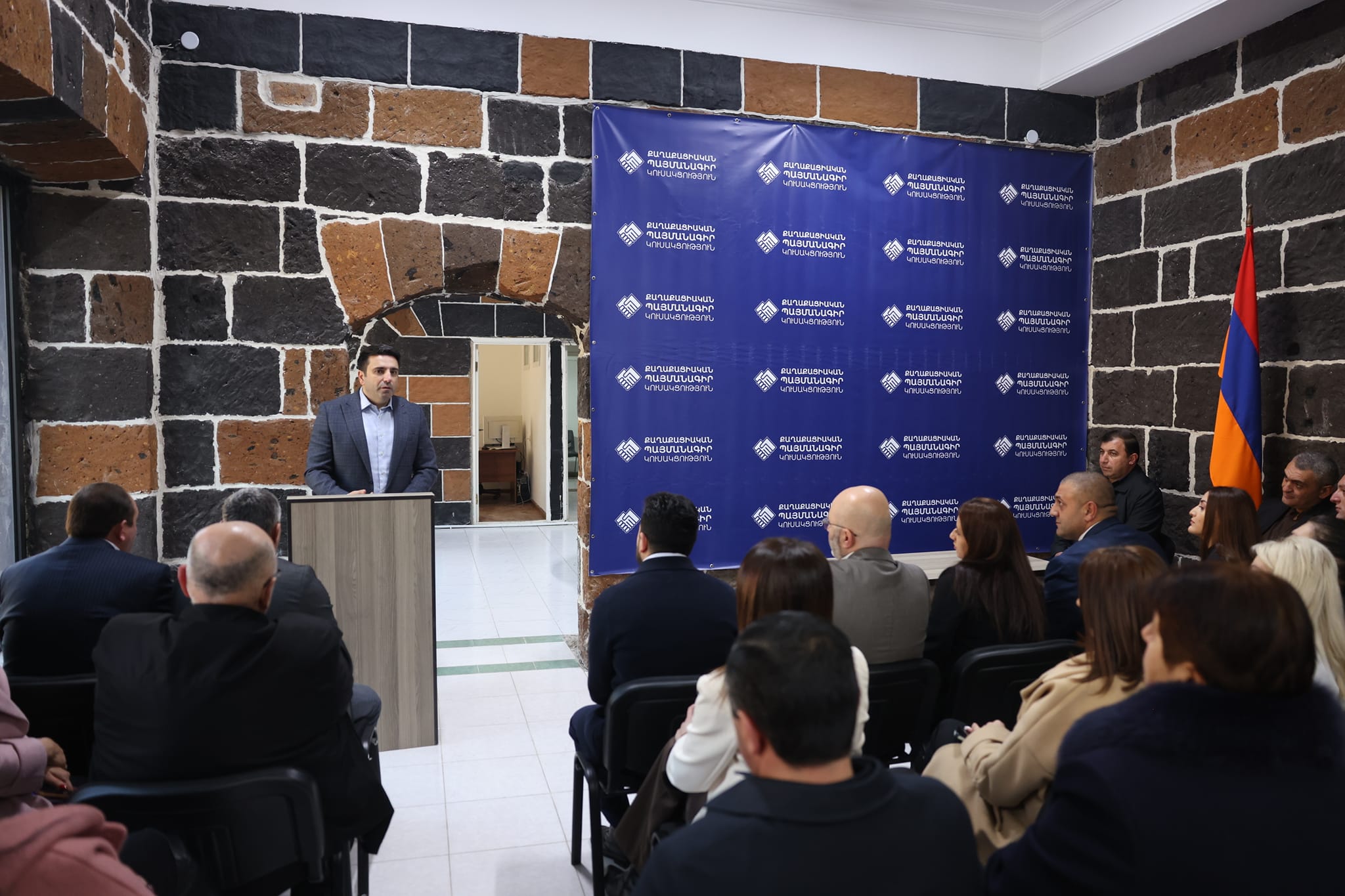 Կուսակցականների հետ հանդիպում ունեցա Գյումրիում․ Ալեն Սիմոնյան