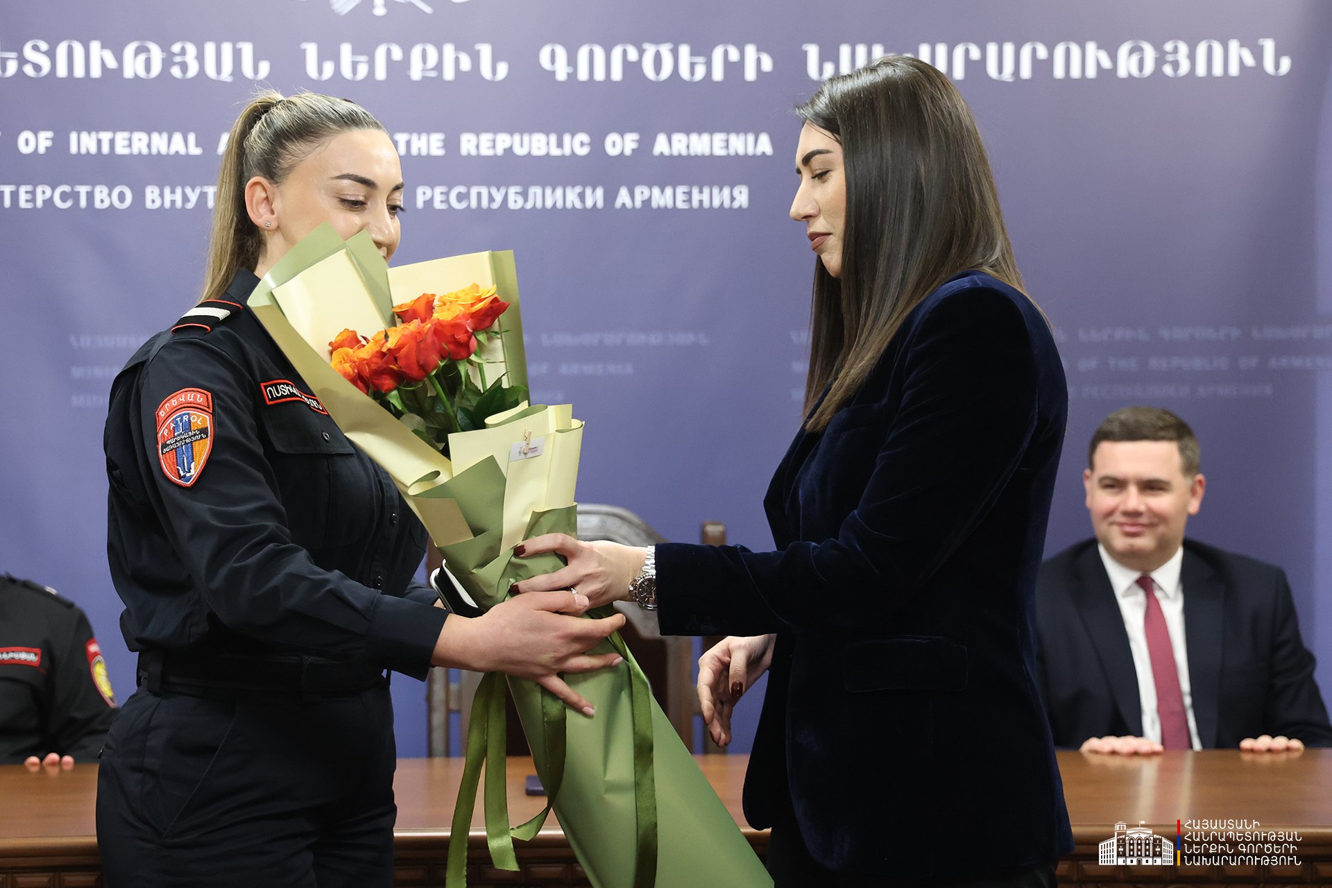 ՆԳ նախարարը մի խումբ պարեկների հանձնել է սպայական առաջին կոչումներ