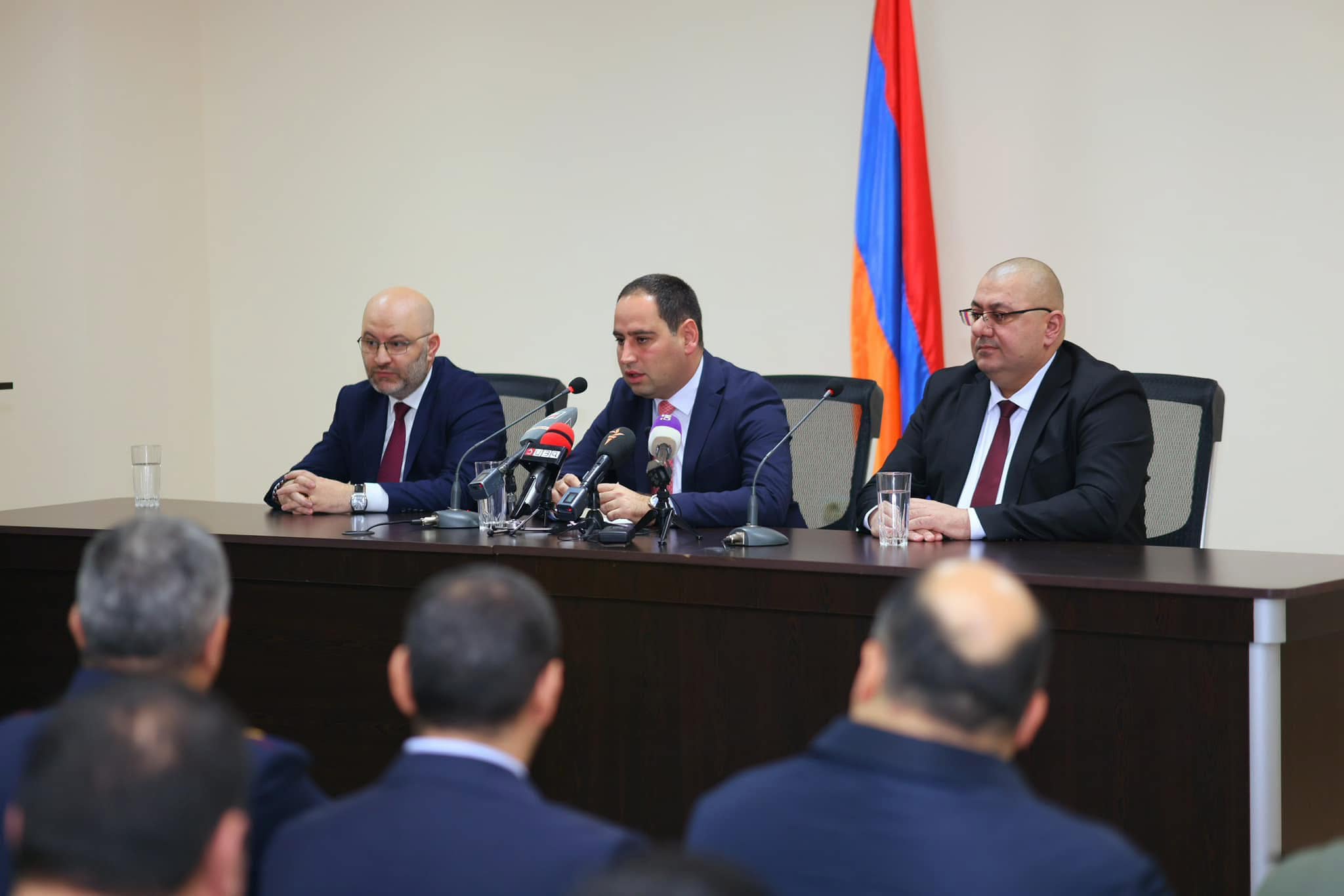 Դավիթ Խուդաթյանը Շիրակի մարզպետի աշխատակազմին է ներկայացրել Շիրակի նորանշանակ մարզպետ Դավիթ Առուշանյանին