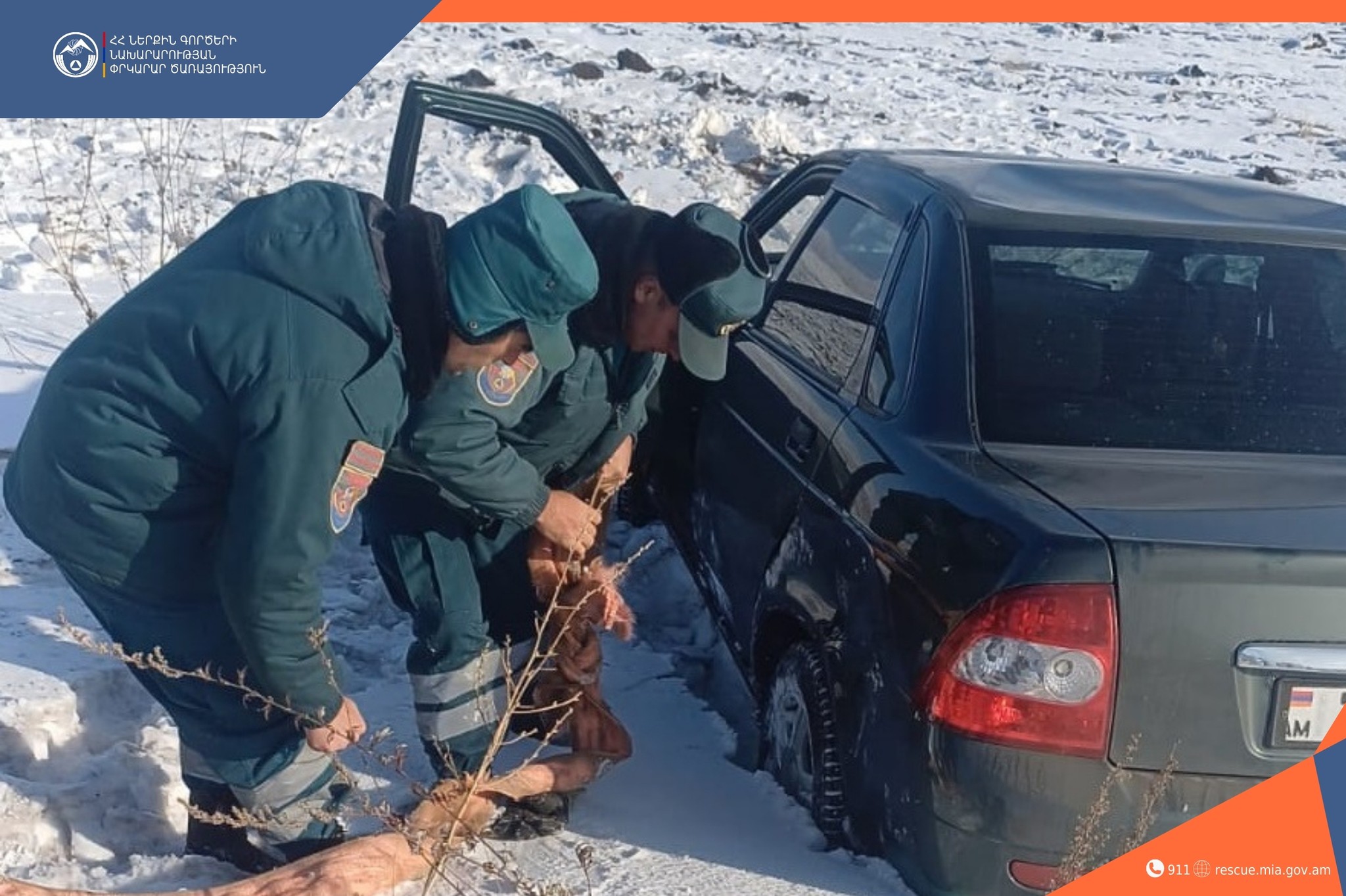 Փրկարարներն ավտոմեքենան դուրս են բերել ճանապարհի երթևեկելի հատված