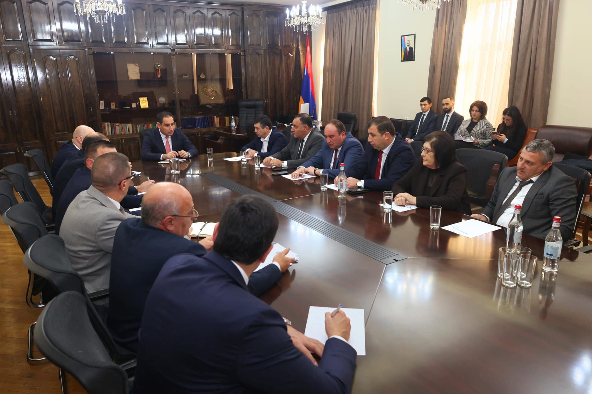ՏԿԵ նախարարը Շիրակի մարզպետի աշխատակազմում աշխատանքային խորհրդակցություն է անցկացրել