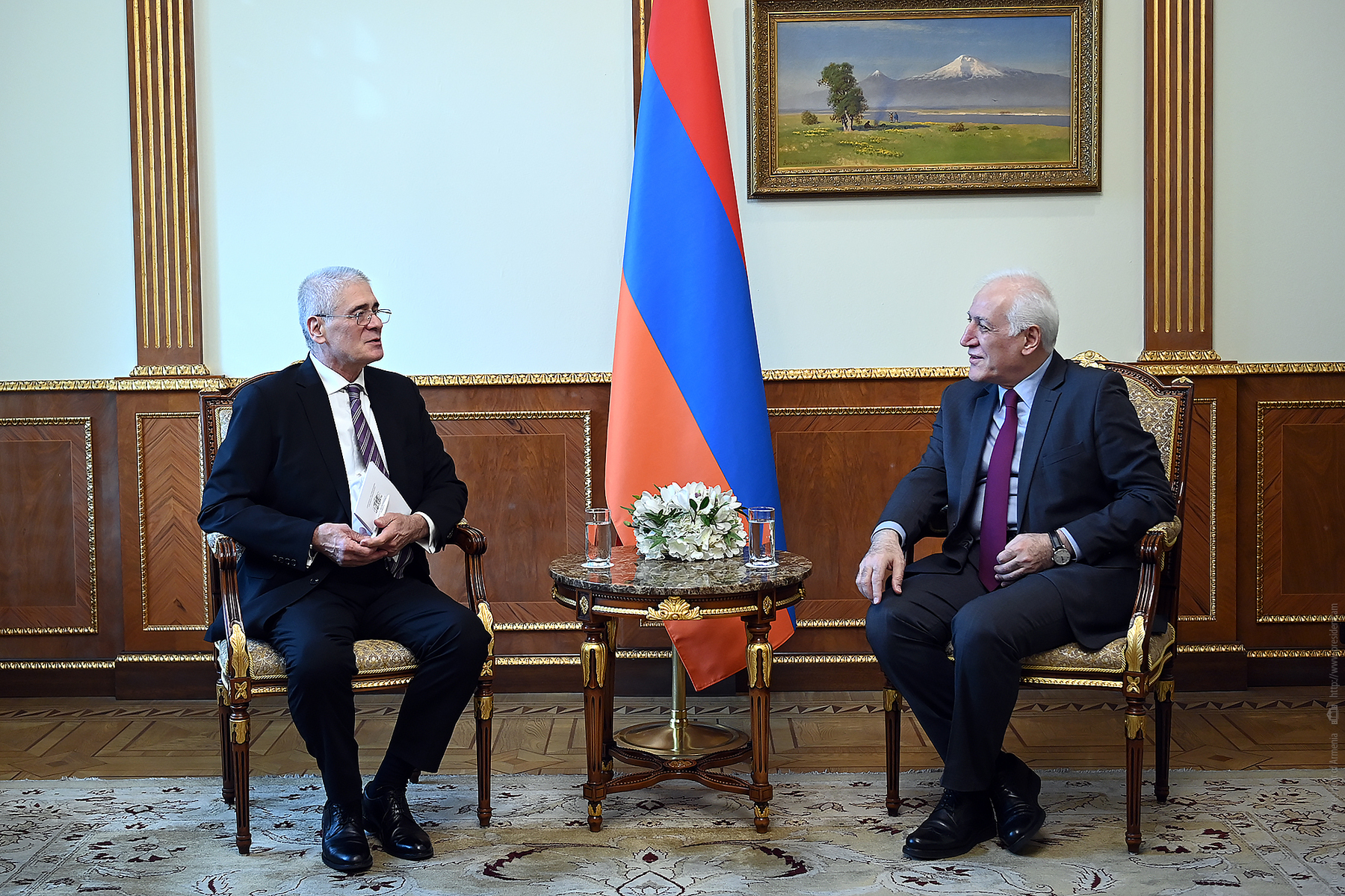 Վահագն Խաչատուրյանն ընդունել է Հայաստանում Ռումինիայի դեսպան Կորնել Իոնեսկուին