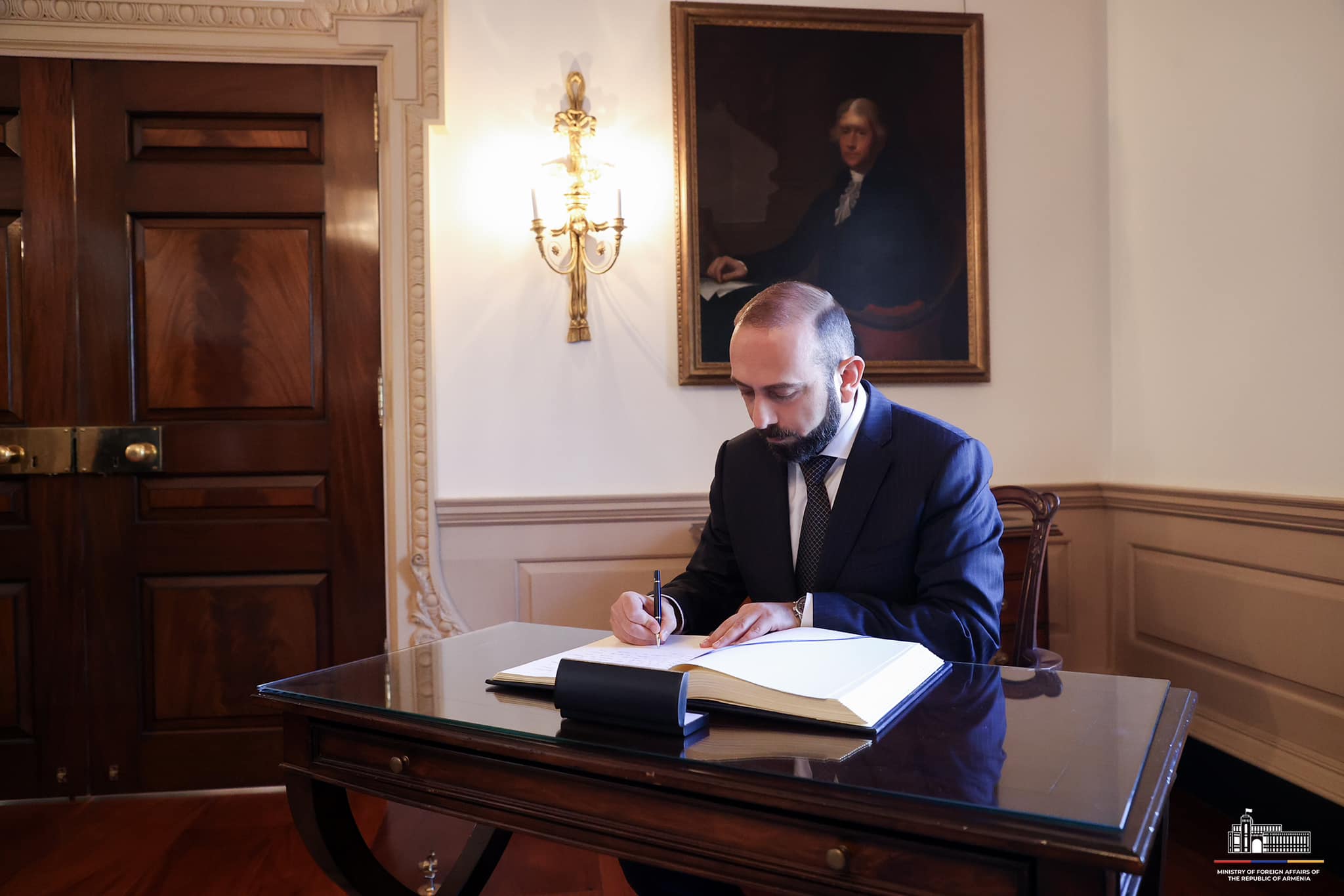 Արարատ Միրզոյանը գրառում է կատարել ԱՄՆ պետքարտուղարության հյուրերի մատյանում