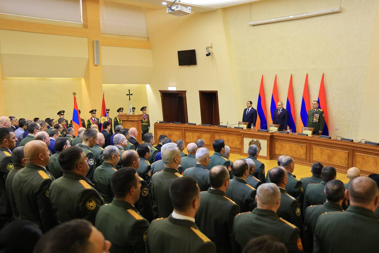 ՀՀ բանակի կազմավորման 33-րդ տարեդարձին նվիրված հանդիսավոր միջոցառումը շարունակվել է ՊՆ վարչական համալիրի դահլիճում