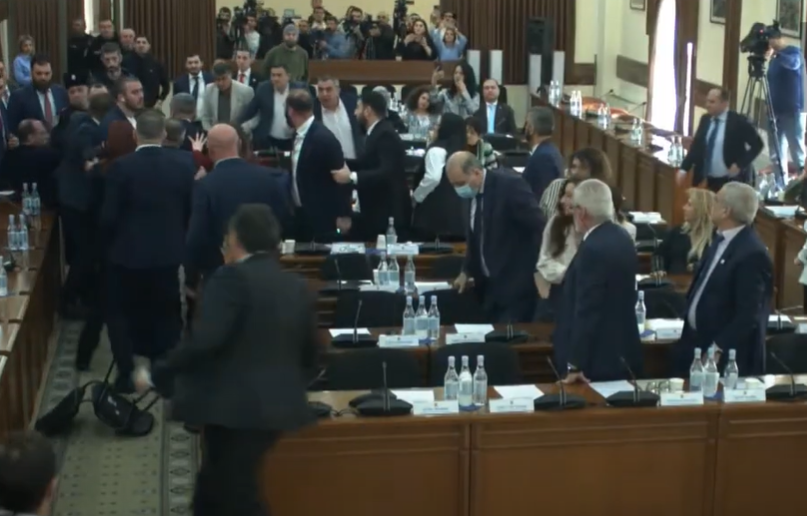 Տրանսպորտի սակագների վերաբերյալ Երևանի ավագանու նիստն ընդմիջվեց. վեճ և իրարանցում սկսվեց