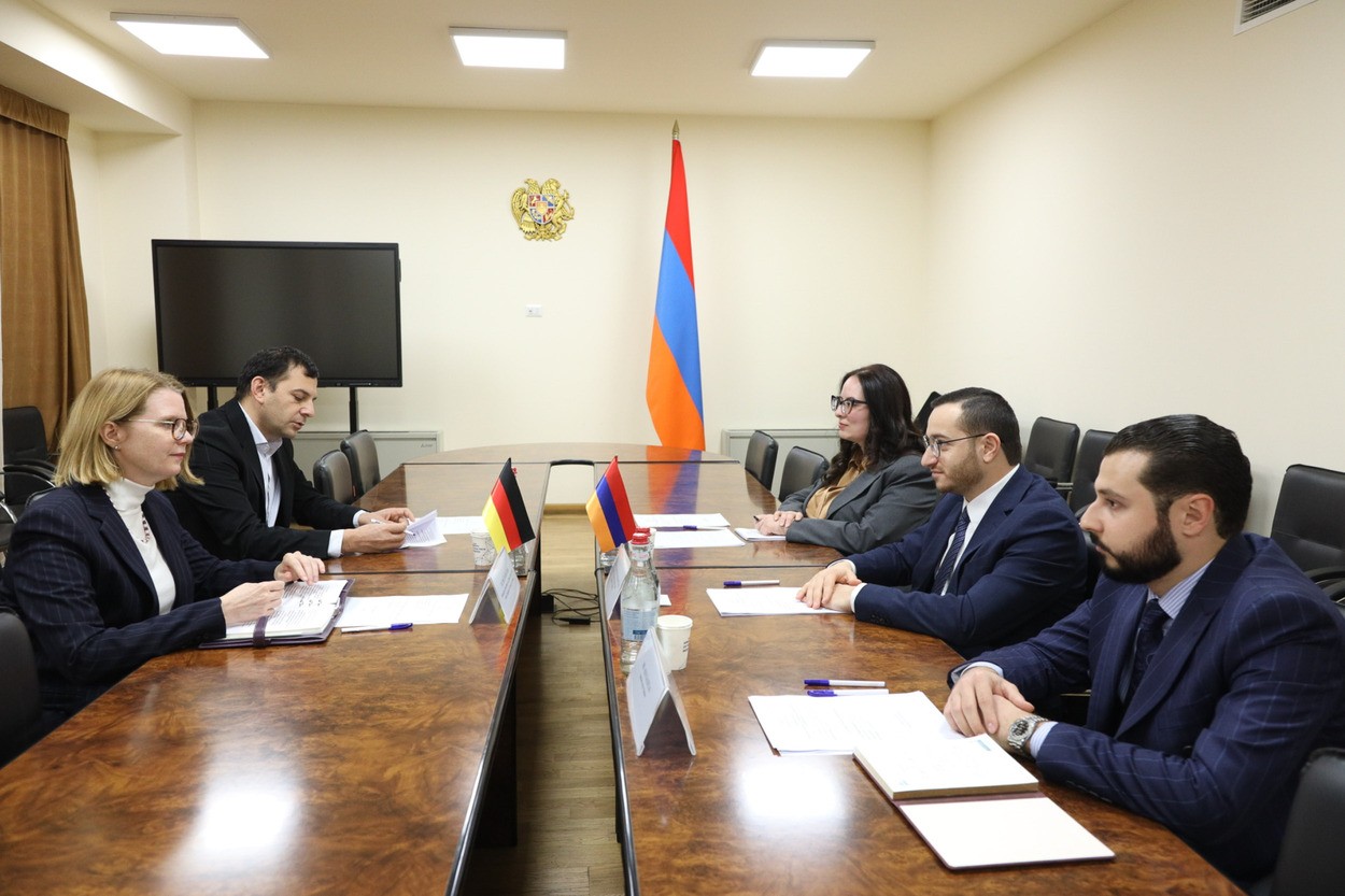 Նախարար Մխիթար Հայրապետյանն ընդունել է Հայաստանում ԳԴՀ դեսպան Կլաուդիա Բուշին