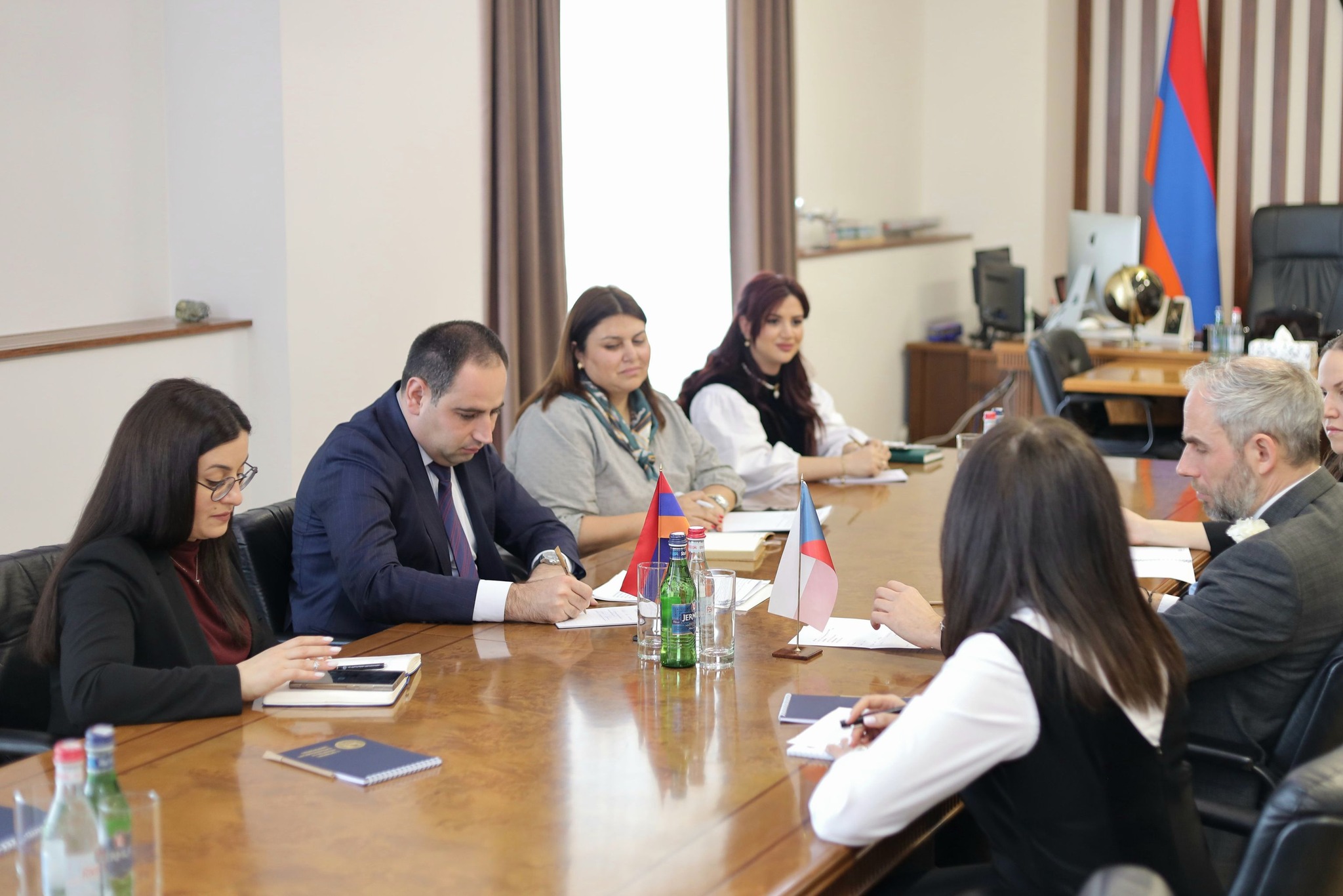 ՏԿԵ նախարարն ու Չեխիայի դեսպանը կարևորել են Երևան-Պրահա ուղիղ չվերթեր սկսելու անհրաժեշտությունը