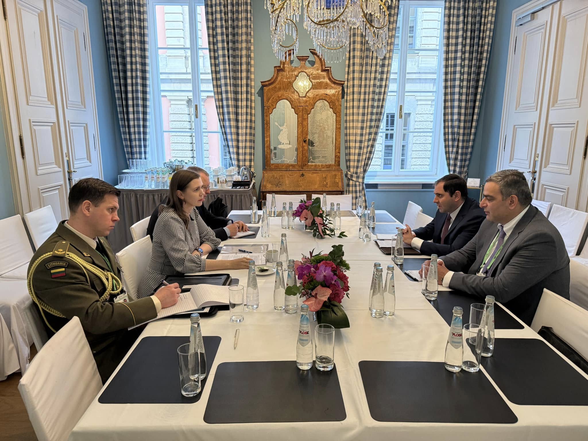 Սուրեն Պապիկյանը հանդիպել է Լիտվայի ազգային պաշտպանության նախարարի հետ