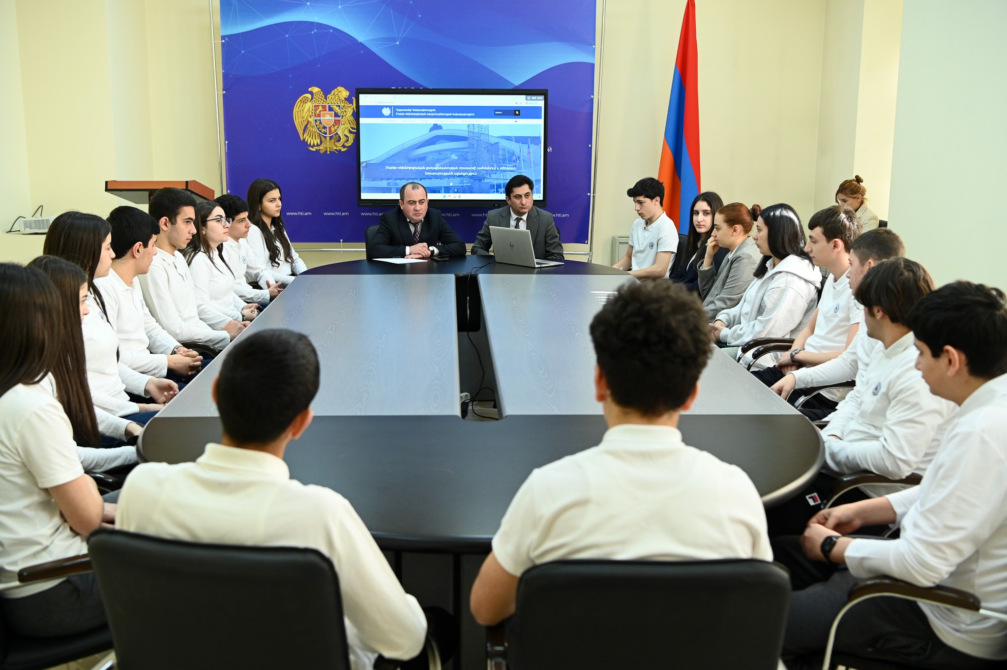 ԲՏԱ նախարարի տեղակալը հանդիպել է ԵՊԲՀ «Հերացի» ավագ դպրոցի աշակերտներին՝ աջակցելու նրանց մասնագիտական կողմնորոշման գործում