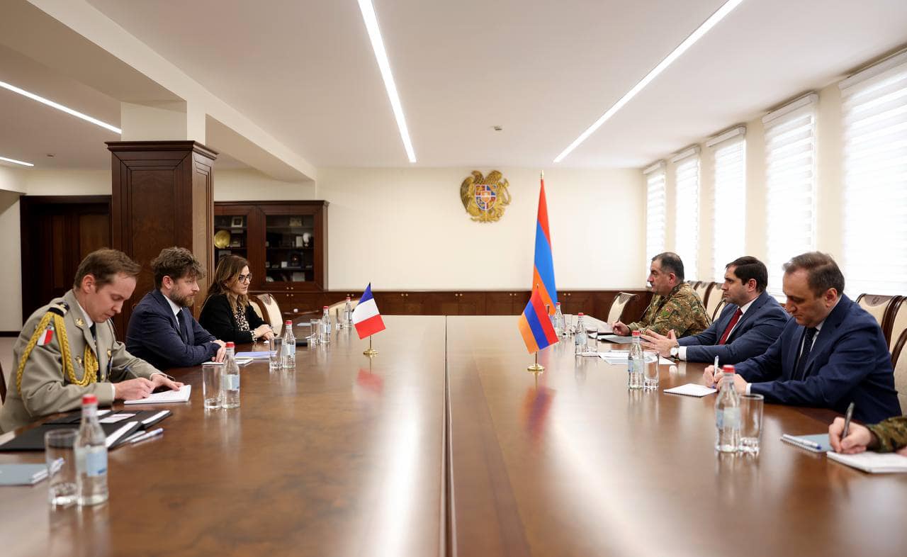 Սուրեն Պապիկյանը Ֆրանսիայի դեսպանի հետ քննարկել է պաշտպանության բնագավառում Հայաստան-Ֆրանսիա համագործակցության ծրագրերն ու առաջիկա անելիքները
