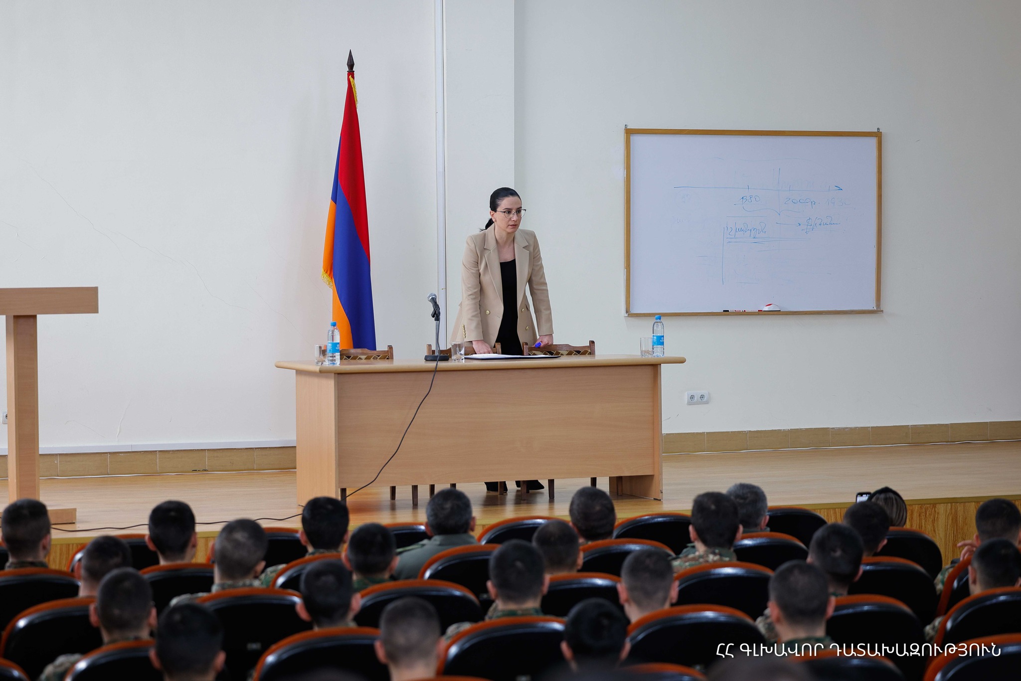Աննա Վարդապետյանը Վ. Սարգսյանի անվան ռազմական ակադեմիայի կուրսանտների հետ Վարպետաց դաս է անցկացրել