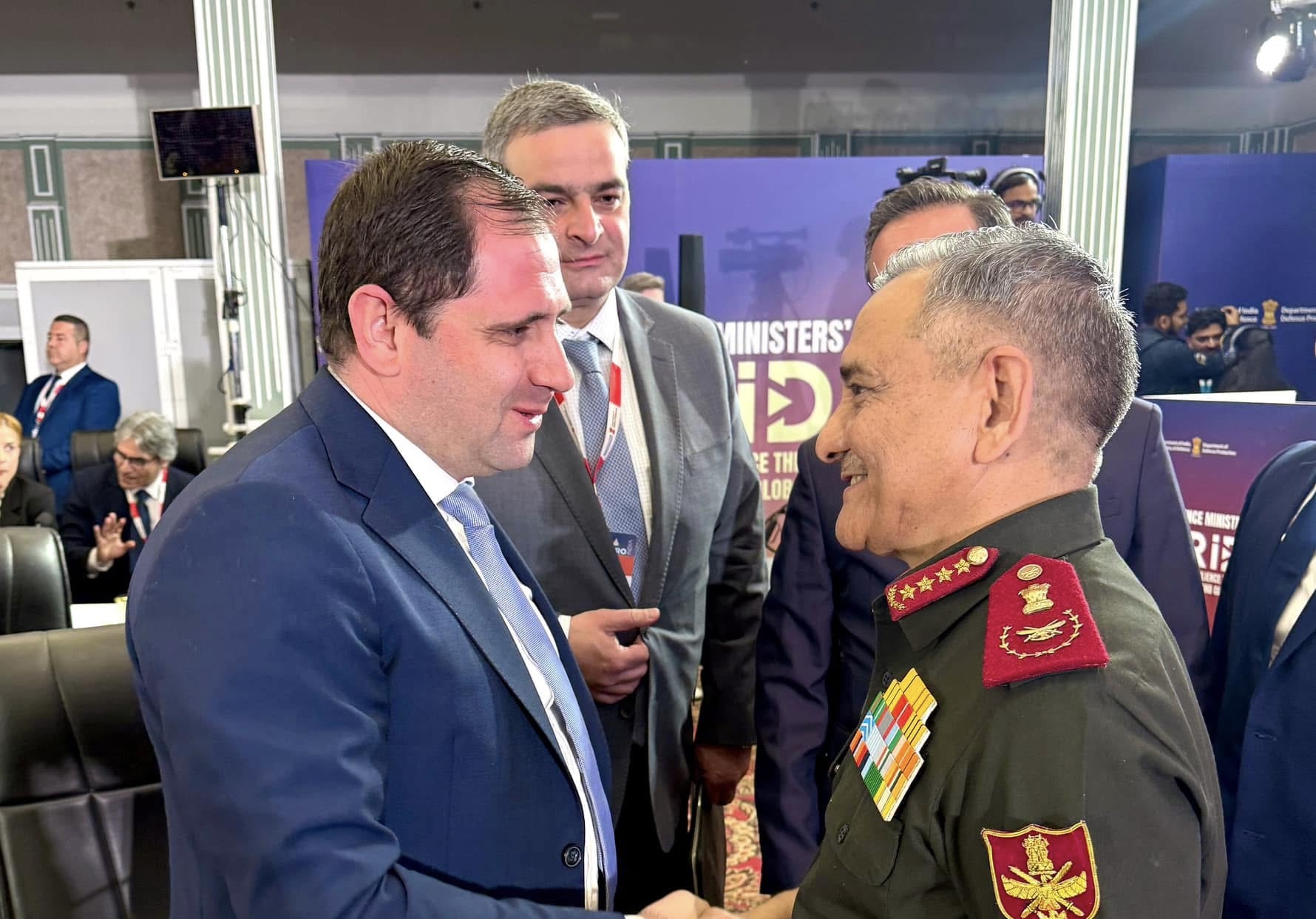 Սուրեն Պապիկյանը կարճատև զրույց է ունեցել Հնդկաստանի զինված ուժերի գլխավոր շտաբի պետ Անիլ Չաուհանի հետ