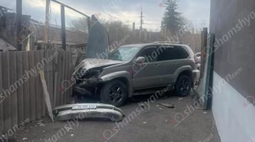 Գյումրիում բախվել են «Opel»-ն ու «Lexus»-ը. վերջինը կոտրել է բնակչի տան երկաթե պարիսպն ու հայտնվել տան բակում
