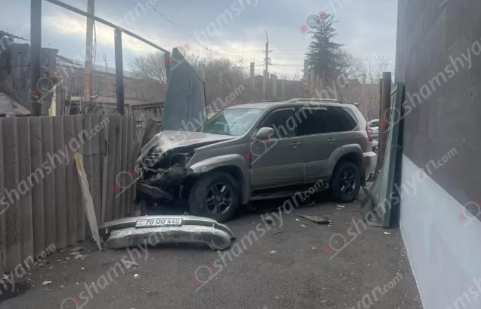 Գյումրիում բախվել են «Opel»-ն ու «Lexus»-ը. վերջինը կոտրել է բնակչի տան երկաթե պարիսպն ու հայտնվել տան բակում