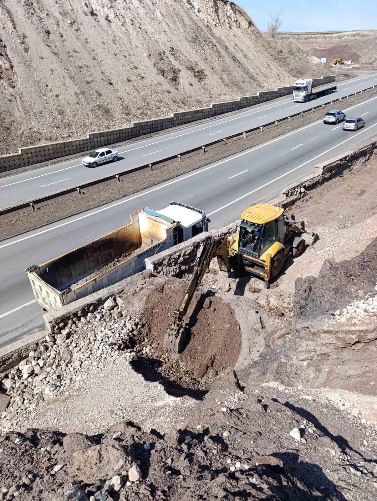 Մ-4, Երևան-Սևան ճանապարհի վերին հենապատը մաքրվում է քարաթափումներից