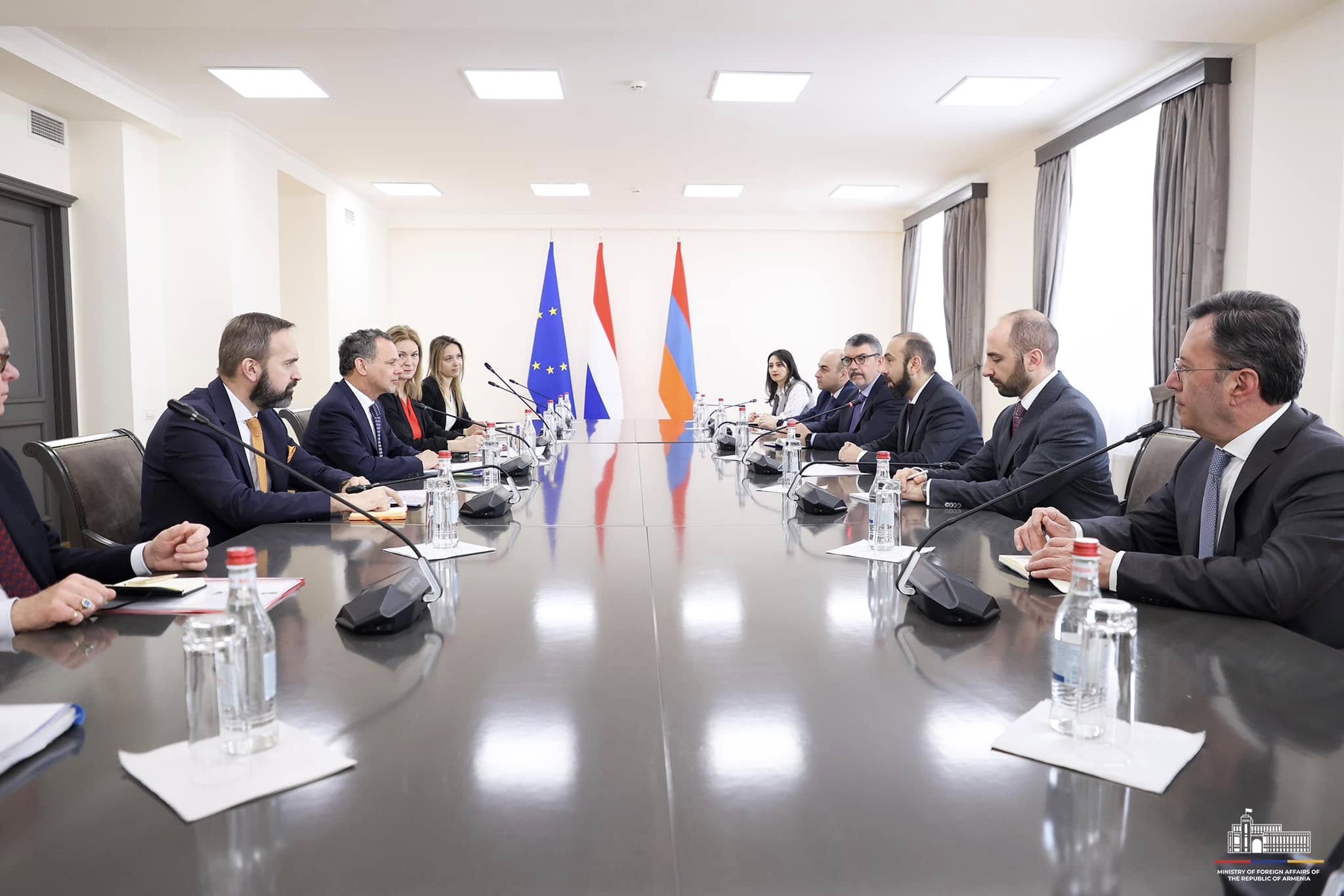 Մեկնարկել է Միրզոյանի և Վելդկամպի ընդլայնված կազմով հանդիպումը