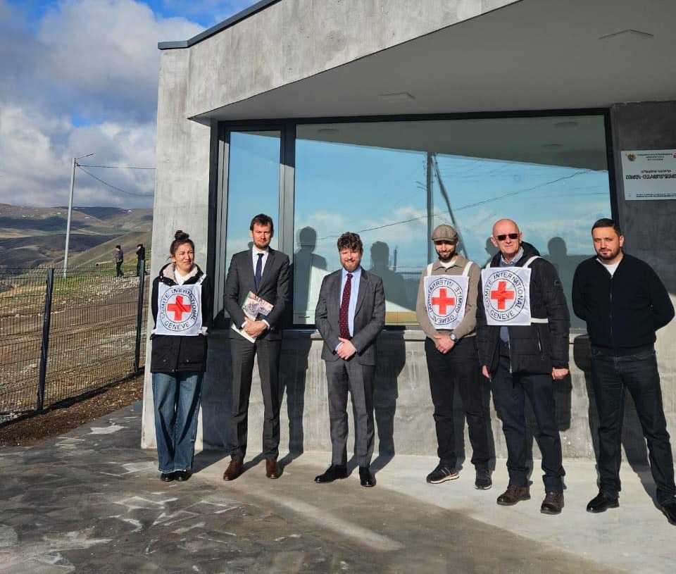 Ֆրանսիայի դեսպանն այցելել է Սյունիքի մարզի՝ Ադրբեջանի հետ շփման գծում գտնվող Արավուս գյուղ