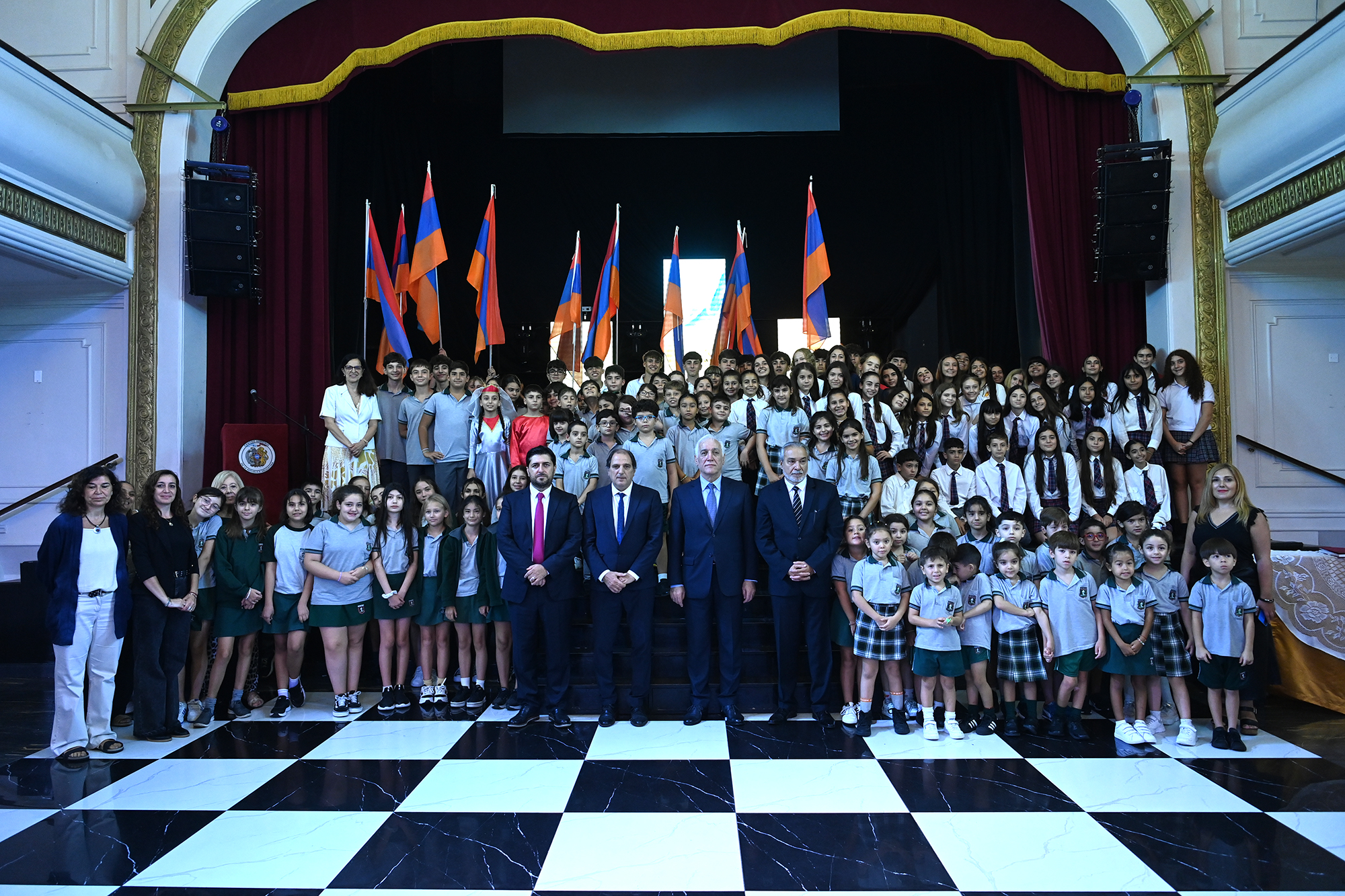 Նախագահ Վահագն Խաչատուրյանն այցելել է Արգենտինայի հայկական վարժարաններ