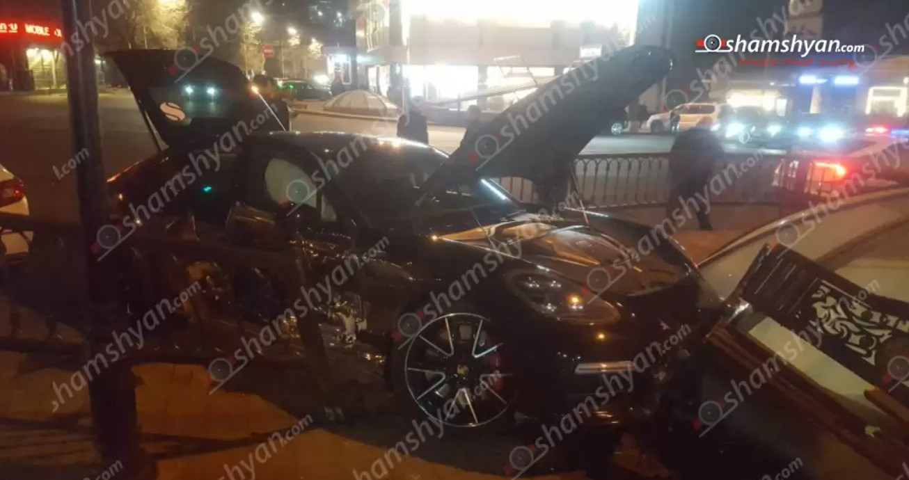 Երևանում բախվել են Honda-ն և Porsche Panamera-ն. վերջինը կոտրել է երկաթե ճաղավանդակները, հարվածել նստարանին և հայտնվել մայթին