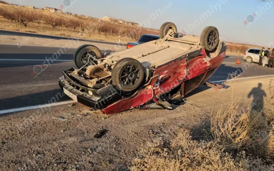 Կոտայքի մարզում բախվել են «Peugeot»-ը և «ՎԱԶ 2109»-ը․ վերջինը գլխիվայր շրջվել է