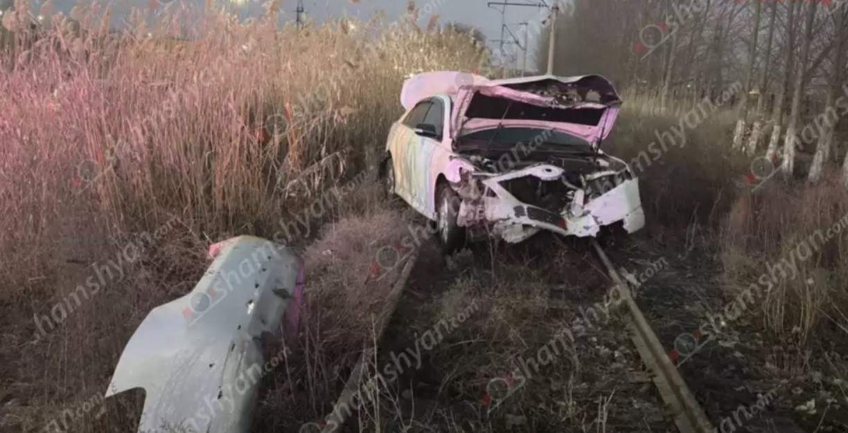 Մեծամորում «Toyota Camry»-ն դուրս է եկել ճանապարհի երթևեկելի գոտուց, բախվել էլեկտրասյանը և հայտնվել գնացքի գծերի վրա