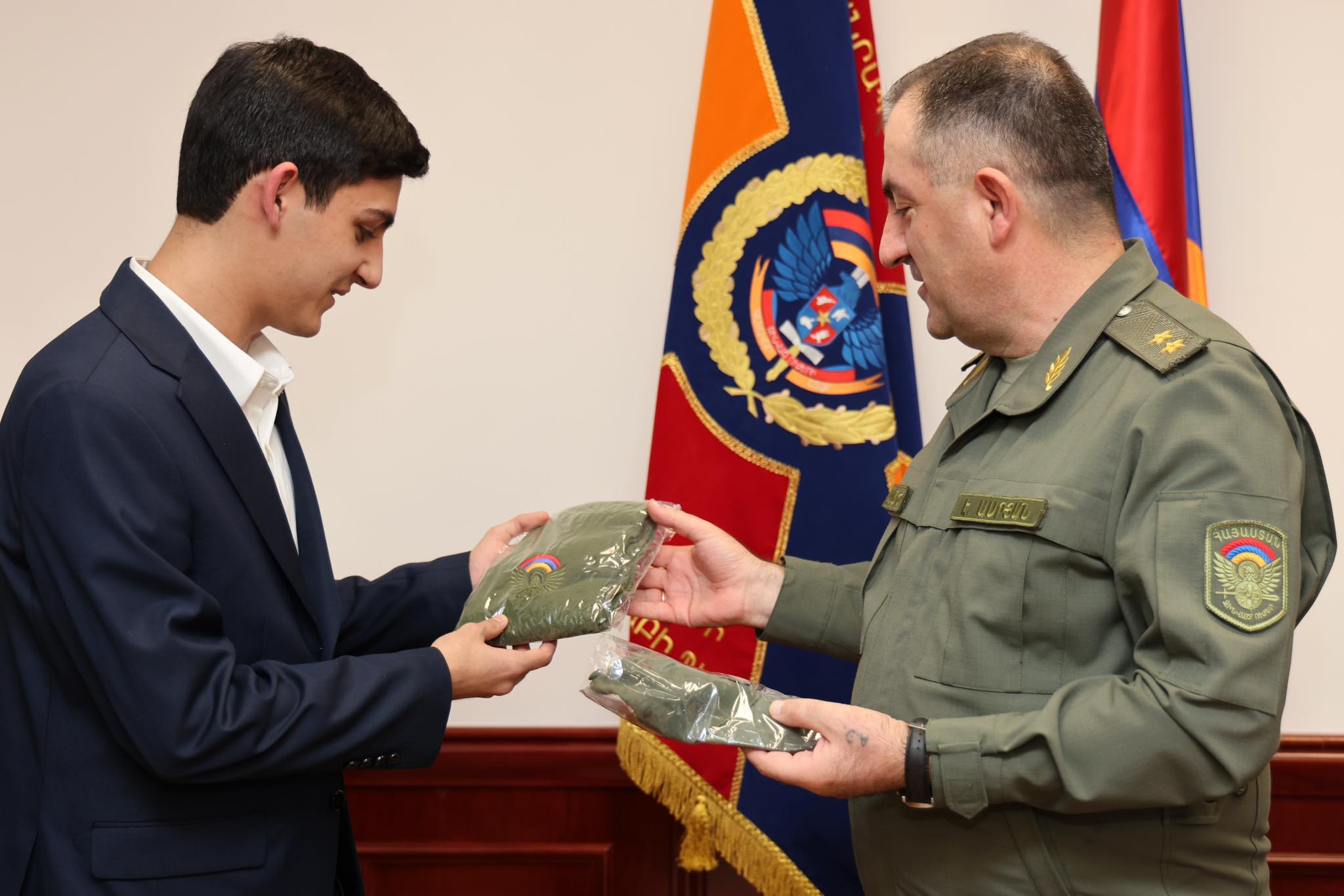 ՀՀ ԶՈՒ ԳՇ պետ Էդվարդ Ասրյանը ընդունել է 10-րդ դասարանի աշակերտ Արման Դալլաքյանին