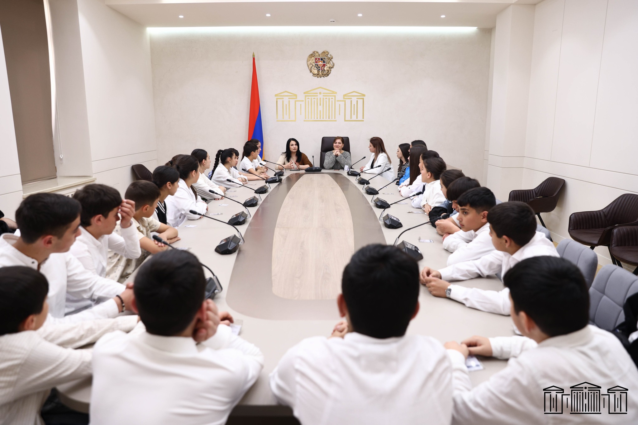 Խորհրդարան են այցելել Հայաստանի մարզերի եւ Երեւանի մի շարք ուսումնական հաստատությունների ներկայացուցիչներ