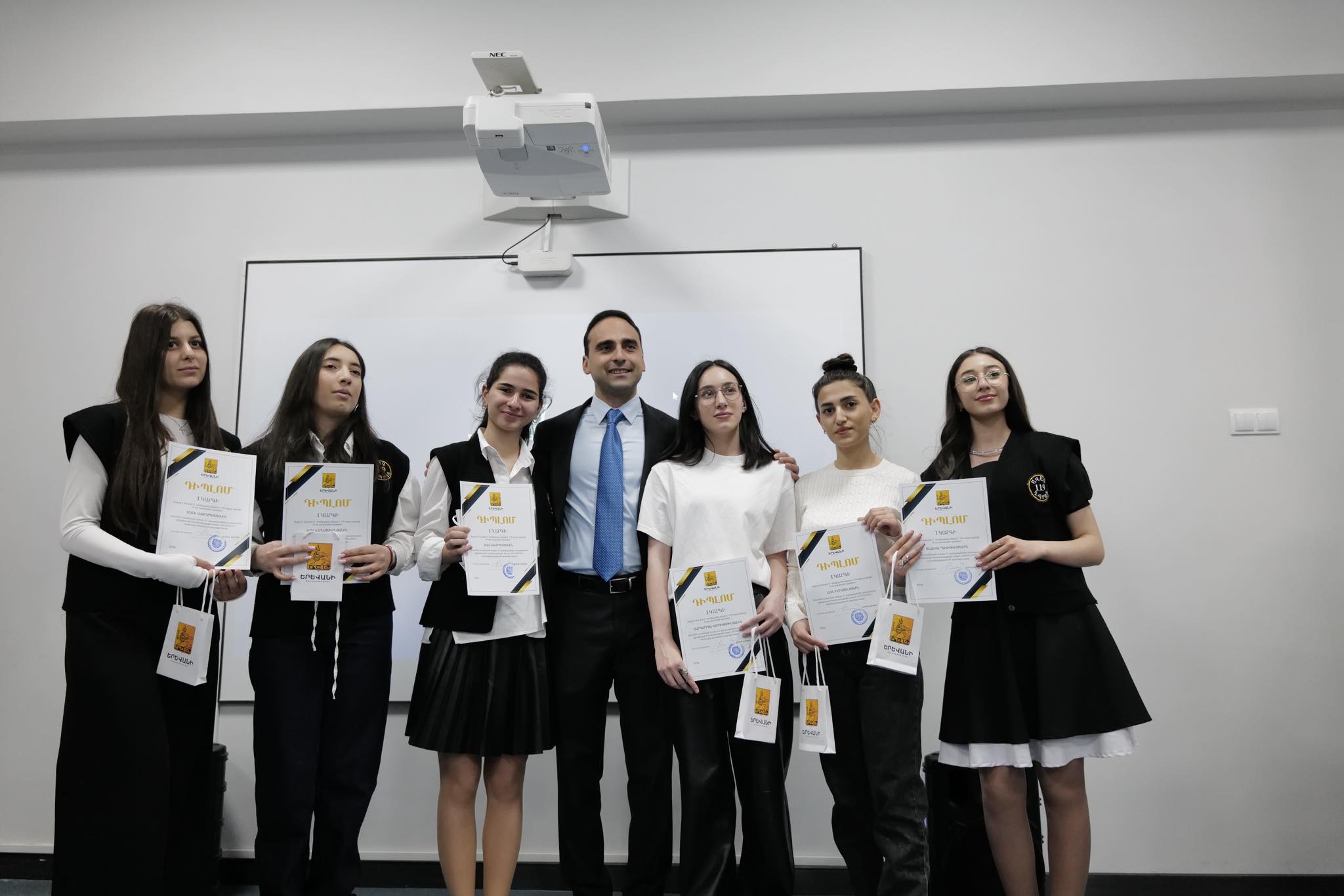 Կրթվելը միայն մրցույթում հաղթելը չէ, արժանապատիվ կյանք կառուցելու հիմքն է․ Ավինյանն ընդունել է Դպրոցական օլիմպիադայի քաղաքային փուլի դիպլոմակիր աշակերտներին