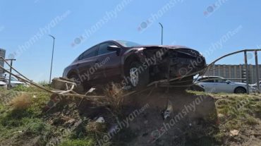 Երևանում «Nissan»-ը բախվել է եզրաքարին, հայտնվել հետիոտնի համար նախատեսված վայրում և կոտրել երկաթե ճաղավանդակը